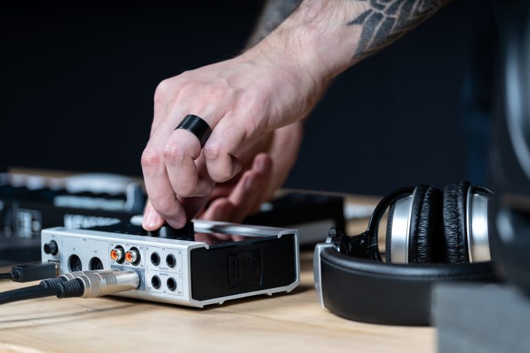 mężczyzna używa interface dźwiękowego